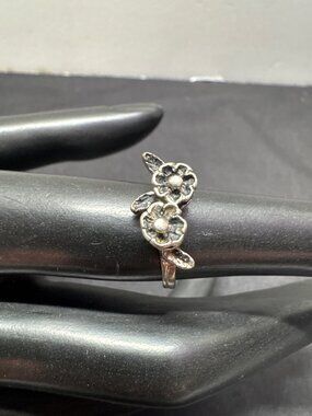 Floral Silver Ring Unmarked Intricate Details Size 6 Elegant & Timeless Design F